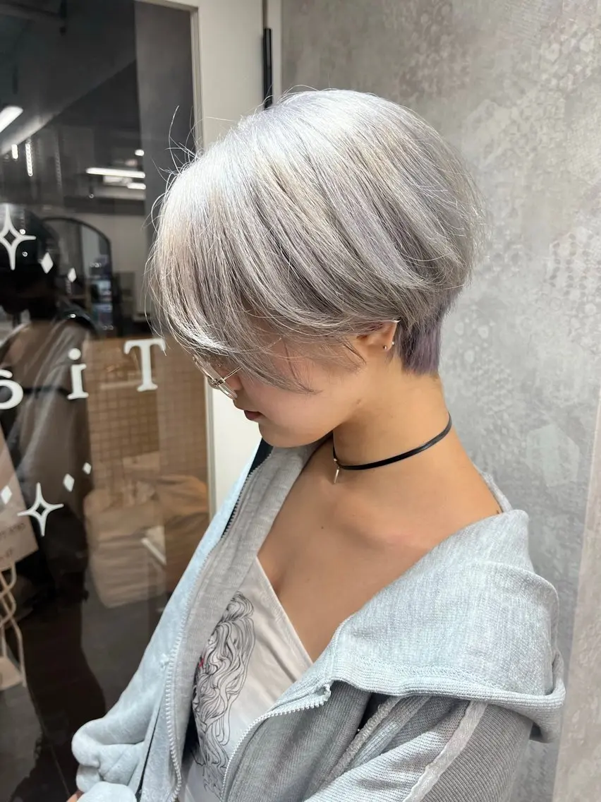 ショート カラー アッシュ アッシュグレー ベージュカラー ブリーチ ブロンド 【きらめき屋さん🎀 ハイトーン大和🎀】のヘアスタイル