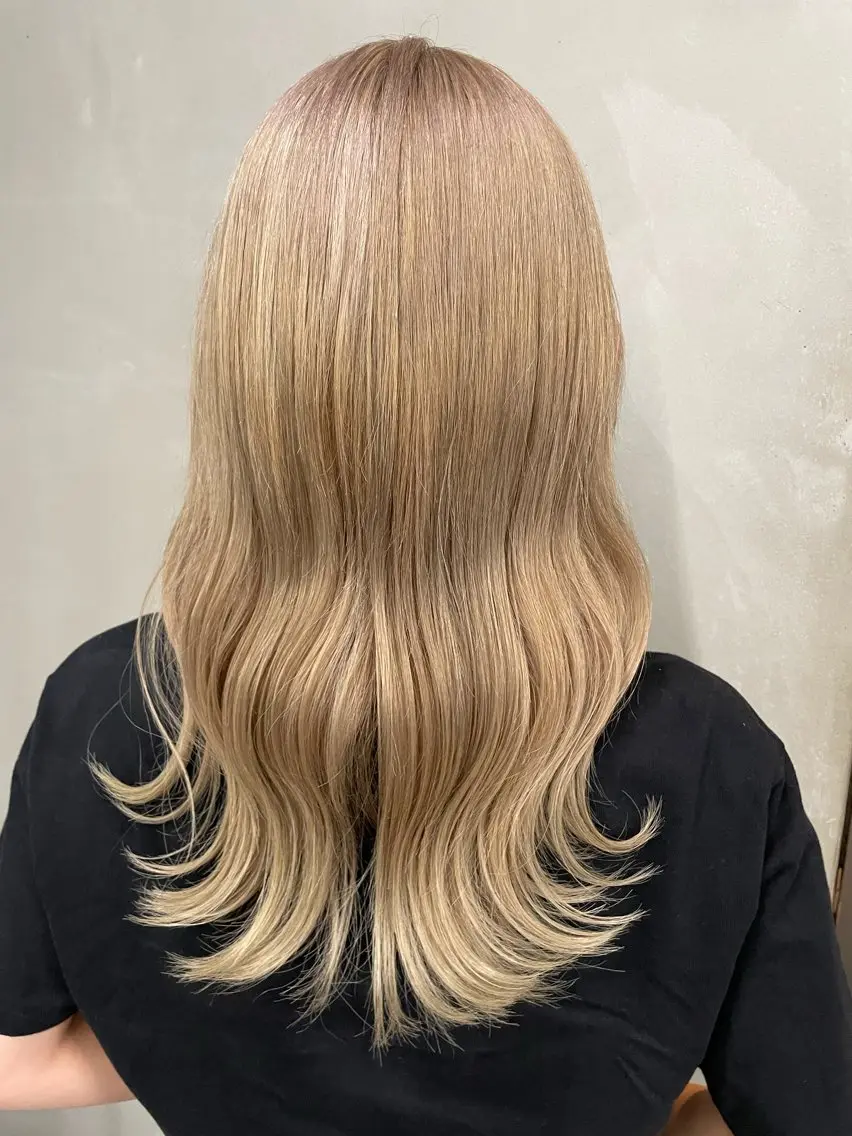 セミロング カラー インナーカラー 推し ブリーチ  髪質改善のヘアスタイル