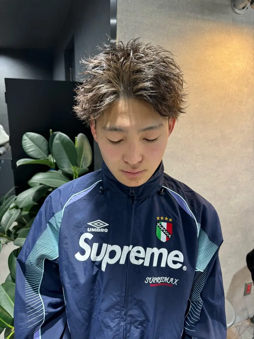 ショート カラー パーマ ヘアアレンジ メンズ メンズブリーチ センターパート メンズハイライト メンズハイトーン マッシュ スパイキー/フェザー /波巻き/かいとのヘアスタイル