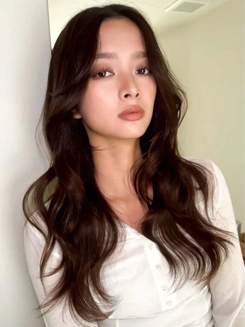 ロング カラー ブリーチ 三野宮 莉羽のヘアスタイル