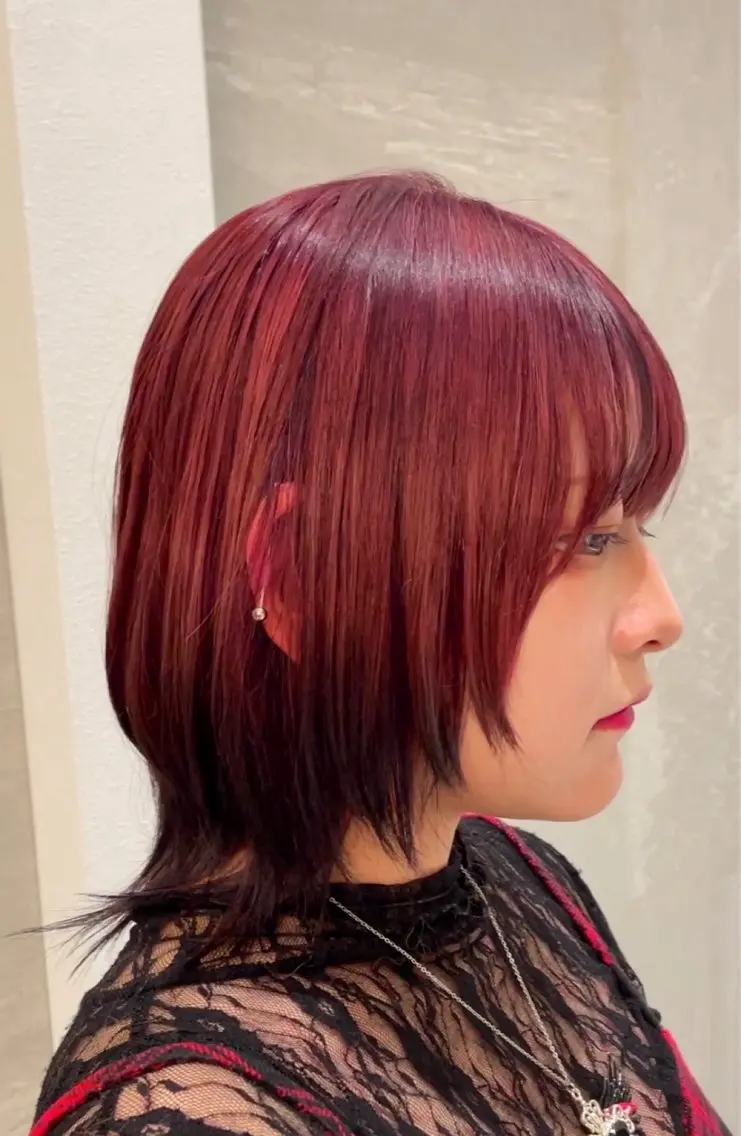 カラー ミストバング 黒髪 デザインカラー  フェイスフレーミング レッドカラー 佐藤 美幸のヘアスタイル