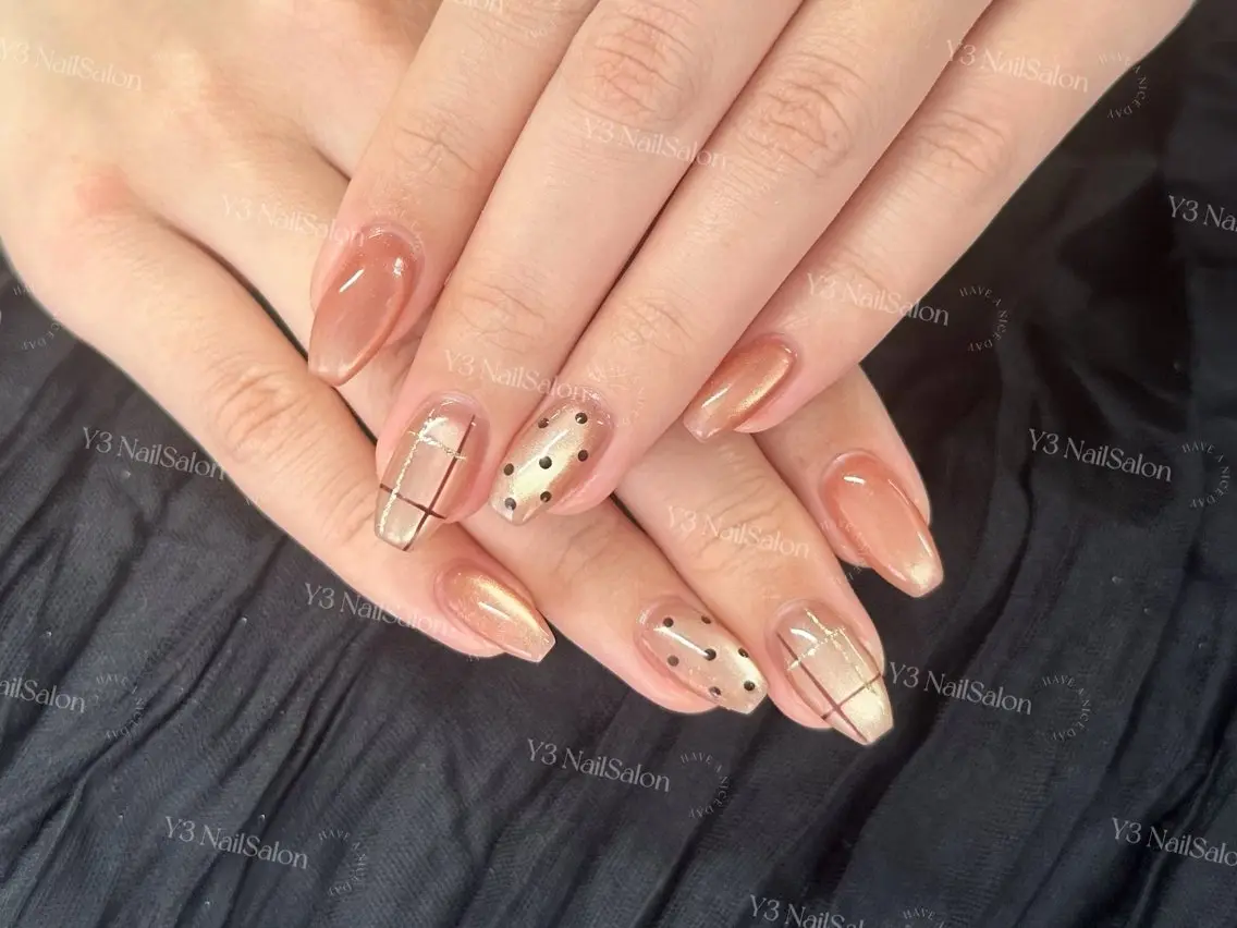 ネイル ブラウン ドット ゴールド ハンドネイル Y3 NailSalonのネイルデザイン