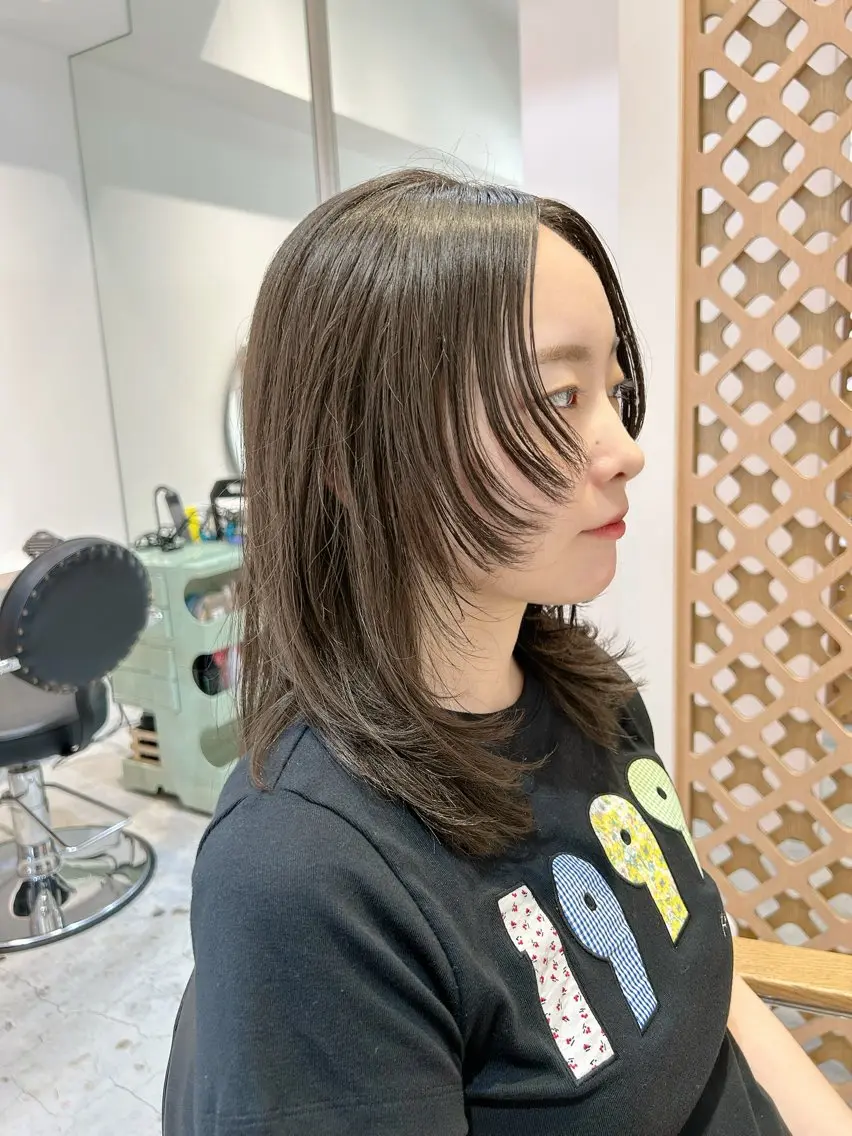 ミディアム カラー 透明感カラー オリーブカラー 顔周りカット レイヤーカット カット ヘアカラー マンツーマン施術✂︎ machikaのヘアスタイル