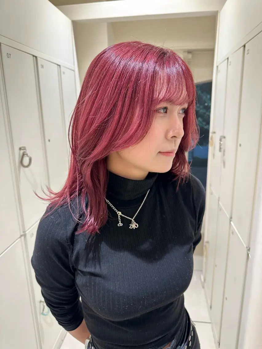 セミロング カラー ヘアアレンジ カット ヘアカラー トリートメント タイトボブ個性派カラ ーAKANEのヘアスタイル