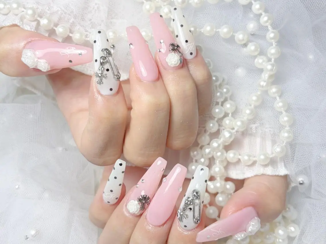 ネイル オーロラネイル 長さ出し フレンチネイル ガーリー キラキラネイル リリ 奈🎀のネイルデザイン