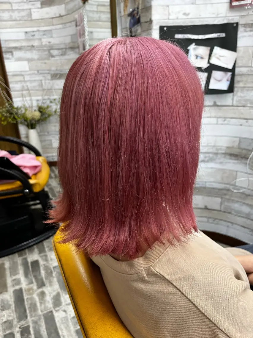 ミディアム カラー ブリーチ ピンクカラー 外ハネヘア 大坪 拓斗のヘアスタイル