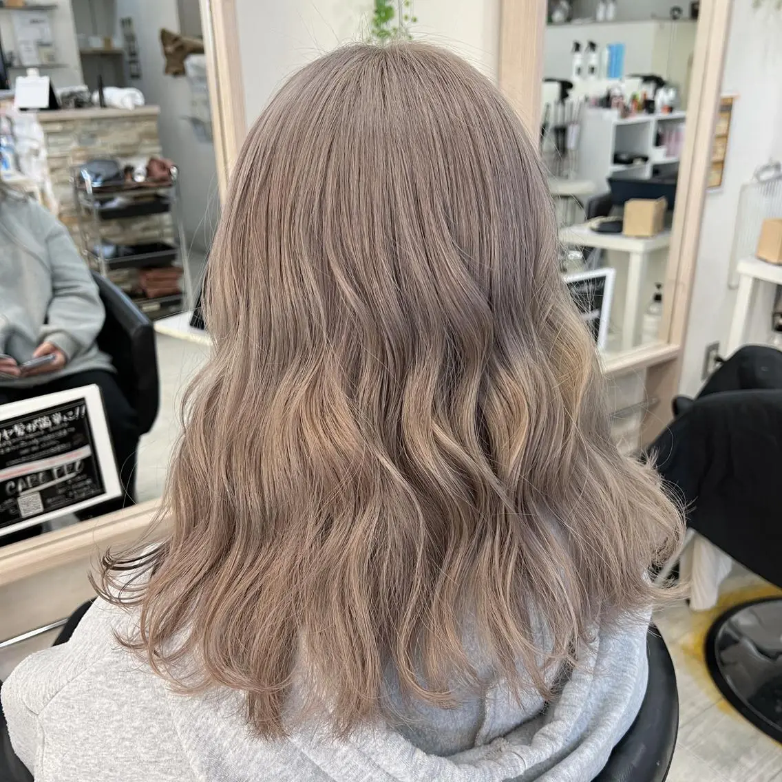 セミロング カラー グレージュ ヘアカラー トリートメント KR2S× 亜以加のヘアスタイル