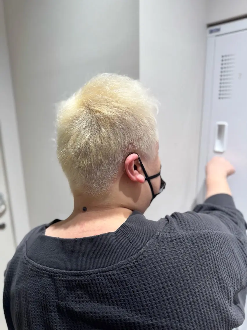 ショート カラー ブリーチ 抜きっぱなしブロンド シルバー ホワイトシルバー カット ヘアカラー トリートメント ふくおか なな Toiro 武蔵小杉のヘアスタイル