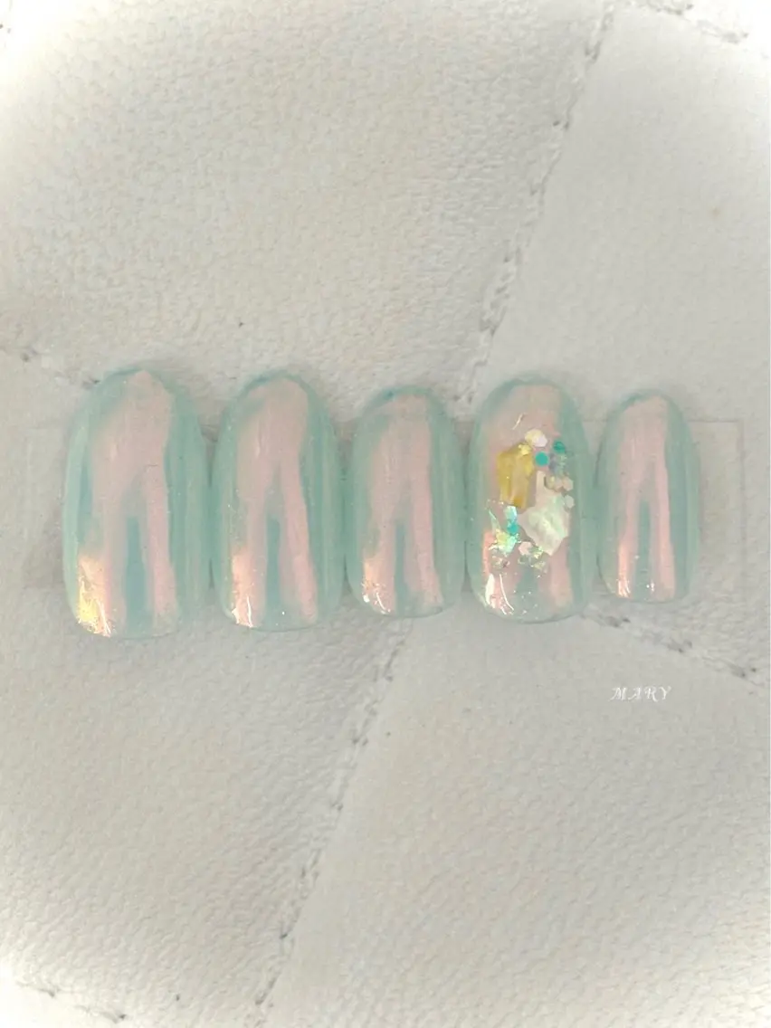 ネイル オーロラネイル 水色 ミラーネイル ニュアンスネイル ワンカラーネイル ハンドネイル Mary nail .narumiのネイルデザイン