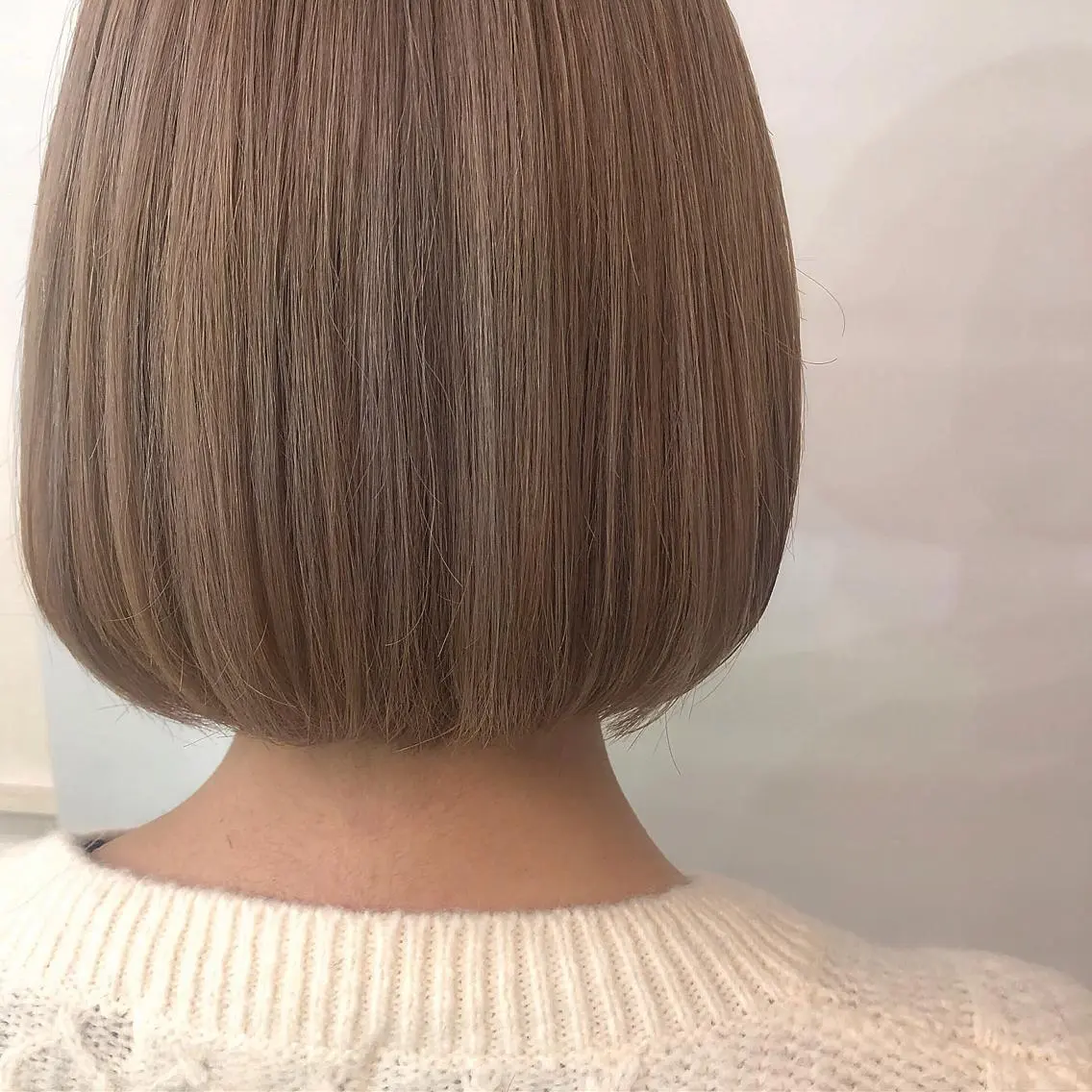 ショート カラー ベージュカラー ハイライトカラー ミルクティーベージュ ハイライト カット ヘアカラー 齋藤 咲のヘアスタイル