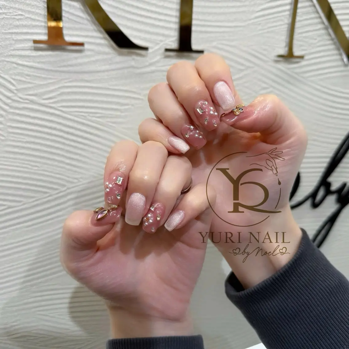 ネイル オーロラネイル ブルー チークネイル フレンチネイル キラキラネイル ハンドネイル フットネイル ハンドケア YURI Nail NARITAのネイルデザイン