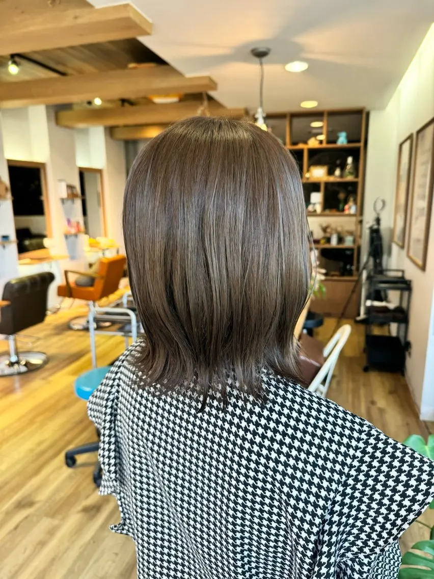 ミディアム カラー ベージュカラー オリーブベージュ カット ヘアカラー トリートメント ツキダテ ユイのヘアスタイル