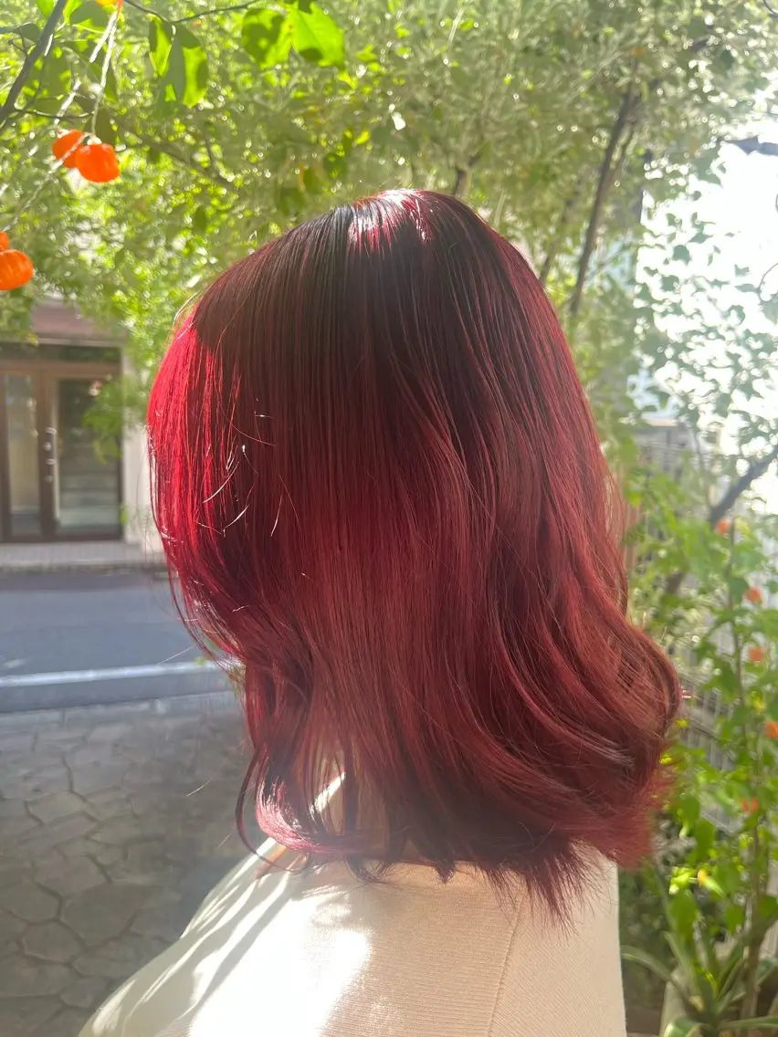 カラー レッドカラー 小山 奈津のヘアスタイル