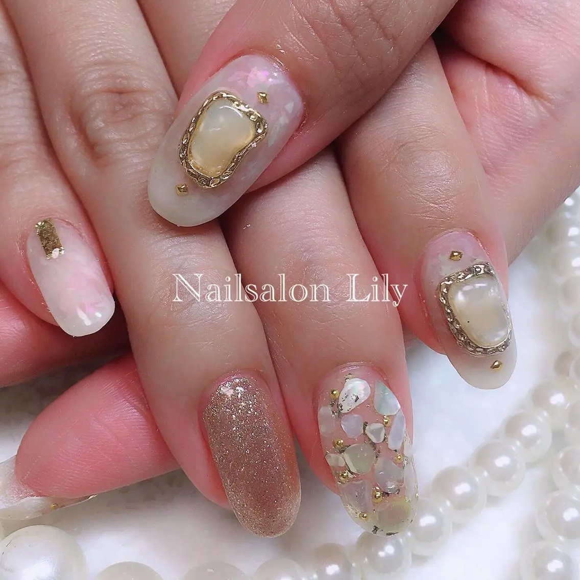 ネイル ゴージャス ストーンネイル Lily*nail 🌻Mii🌻のネイルデザイン