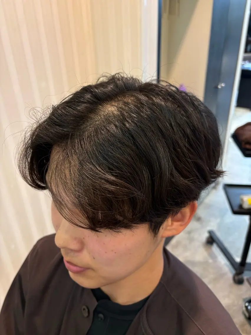 ショート パーマ メンズ センターパート くせ毛 卒業式のヘアスタイル 伸ばしかけ 縮毛矯正 カット 縮毛矯正 トリートメント 曲がる縮毛矯正/艶髪 /毛流れ/セキネリクのヘアスタイル