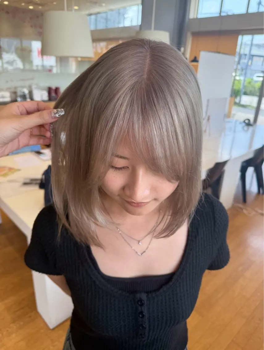 ミディアム カラー ベージュカラー ブリーチ 透明感カラー ミルキーベージュ 中島 紗來のヘアスタイル