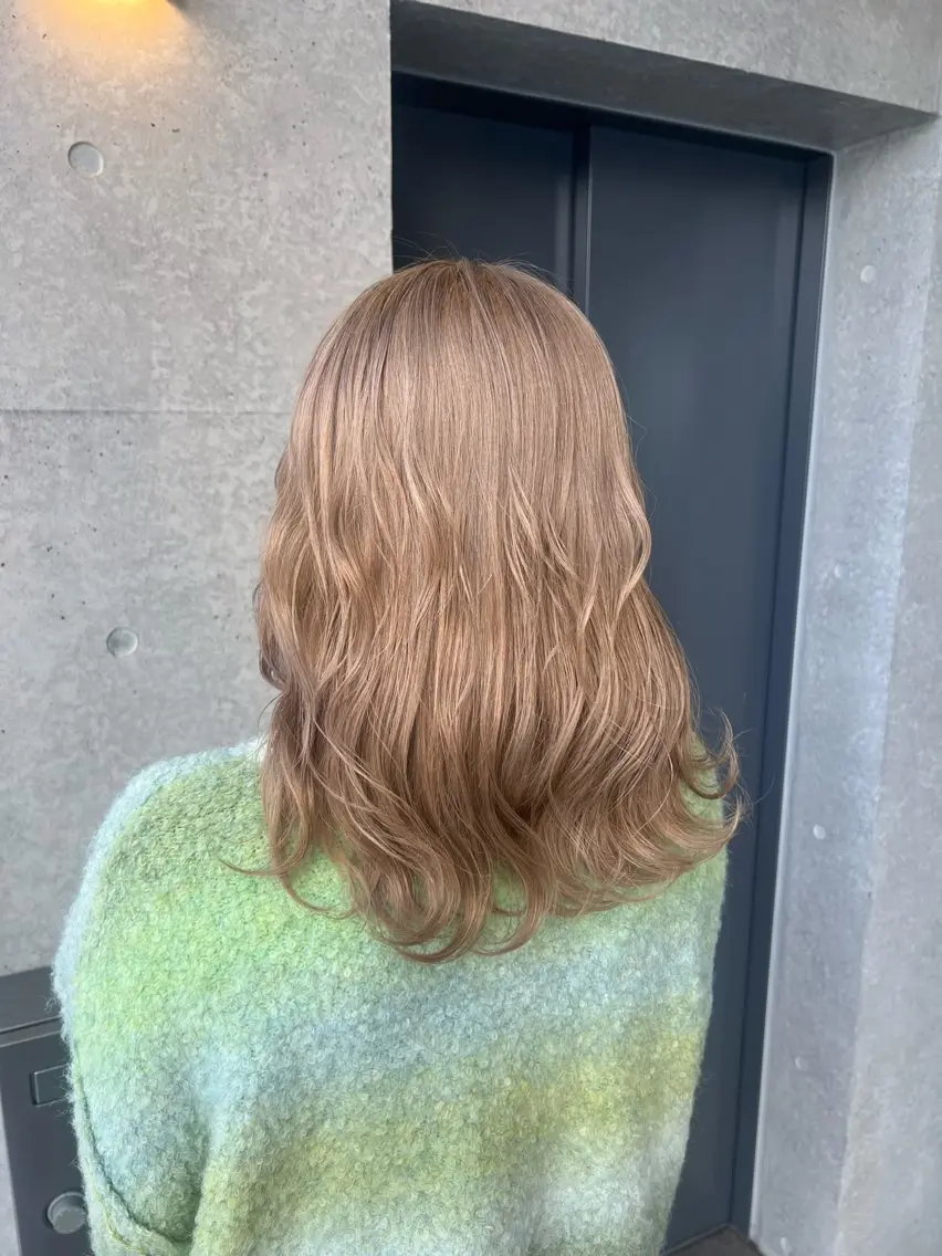 ミディアム カラー ベージュカラー ブリーチ ブロンド ブロンドベージュ ハイトーンカラー ヘアカラー 吉野 瑳桜のヘアスタイル
