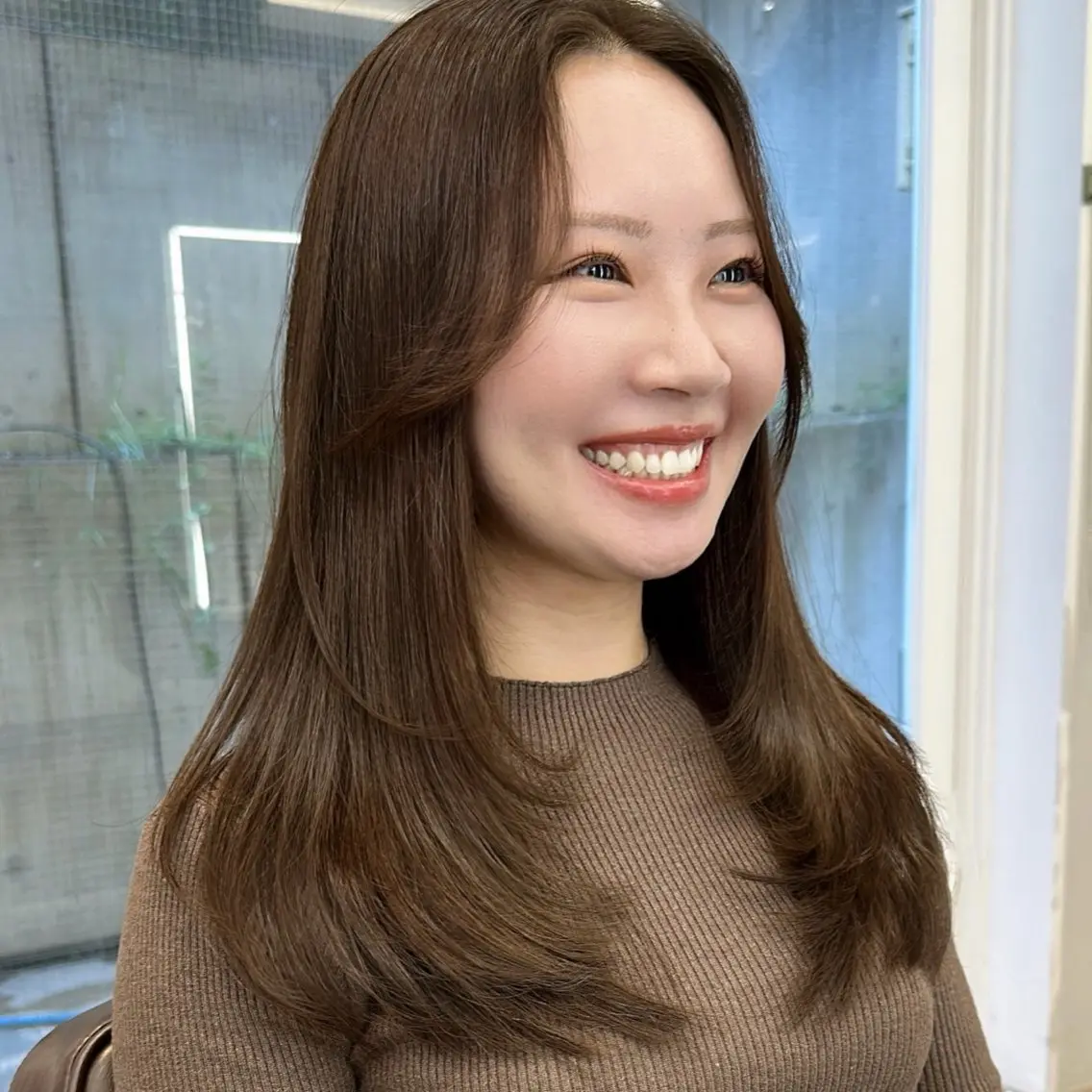 セミロング カラー ブラウンカラー レイヤーカット 似合わせカット カット ヘアカラー トリートメント 山﨑 優衣のヘアスタイル