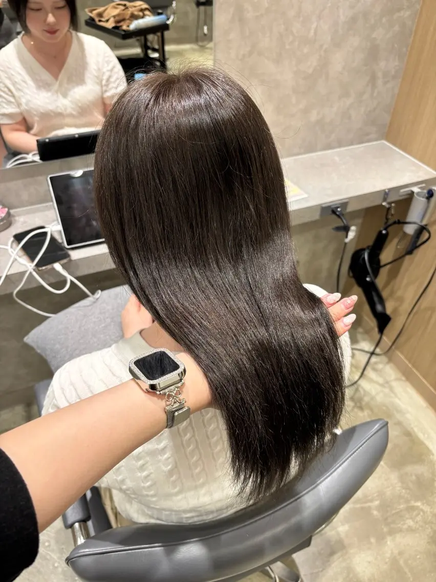 ミディアム カラー 透明感カラー ダークグレー ダークグレージュ グレージュ カット ヘアカラー トリートメント より♡ モデル募集中🪽のヘアスタイル