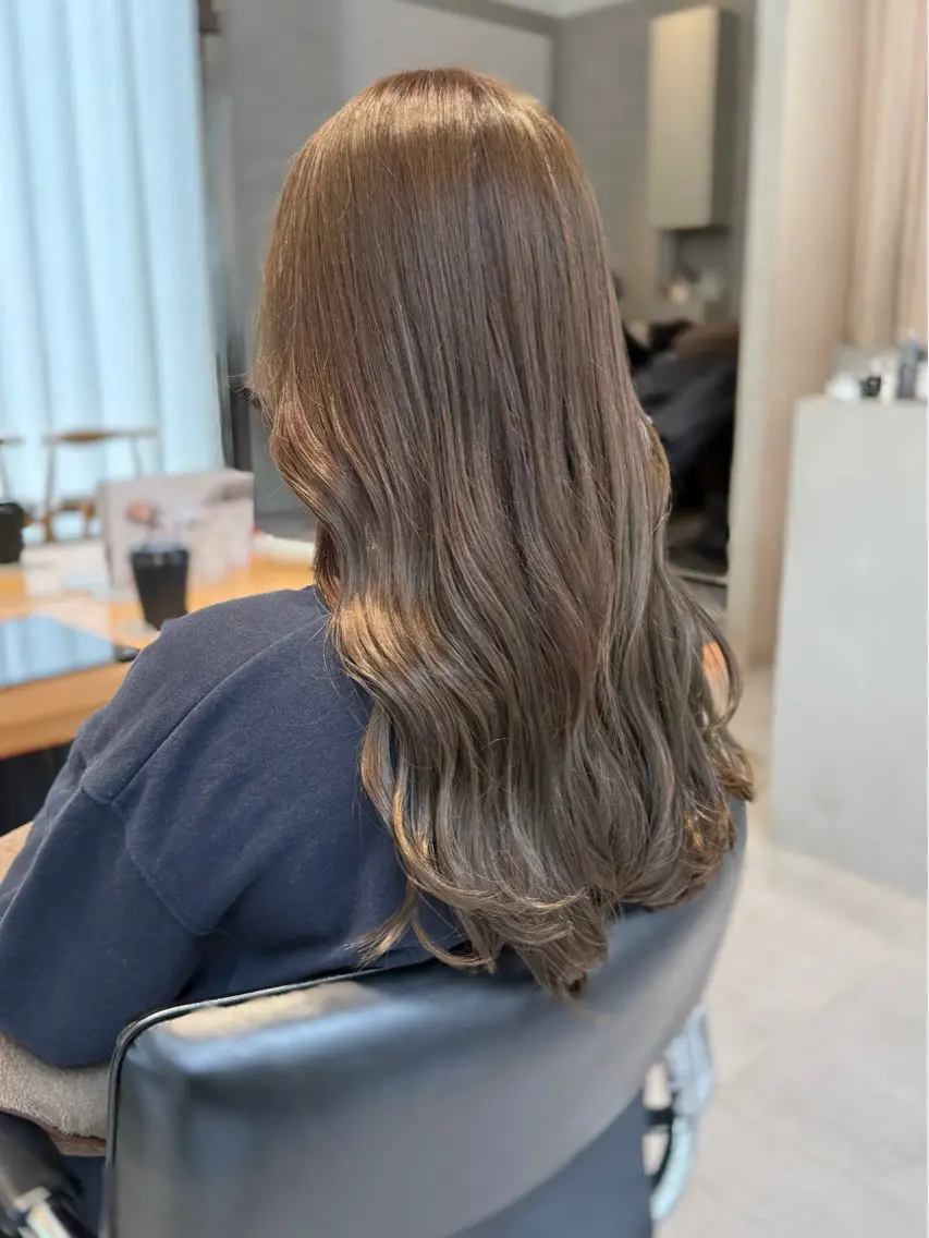 セミロング カラー カット ヘアカラー トリートメント ヘッドスパ ヘアセット ミオ💎ショート 透ける暗髪のヘアスタイル