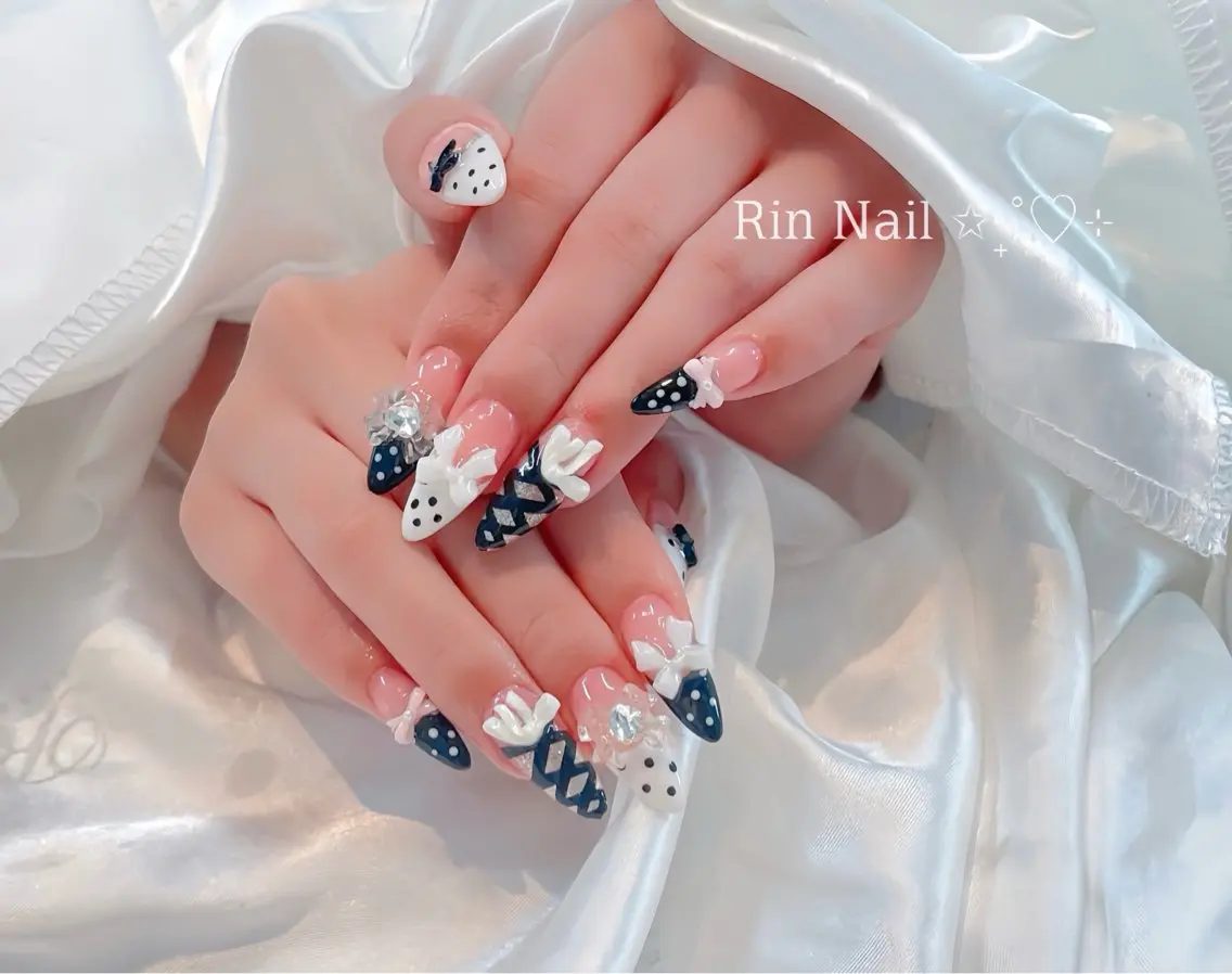 ネイル オーロラネイル チークネイル 桜ネイル クリアネイル ドット ハンドネイル Rin Nail 新大久保店のネイルデザイン