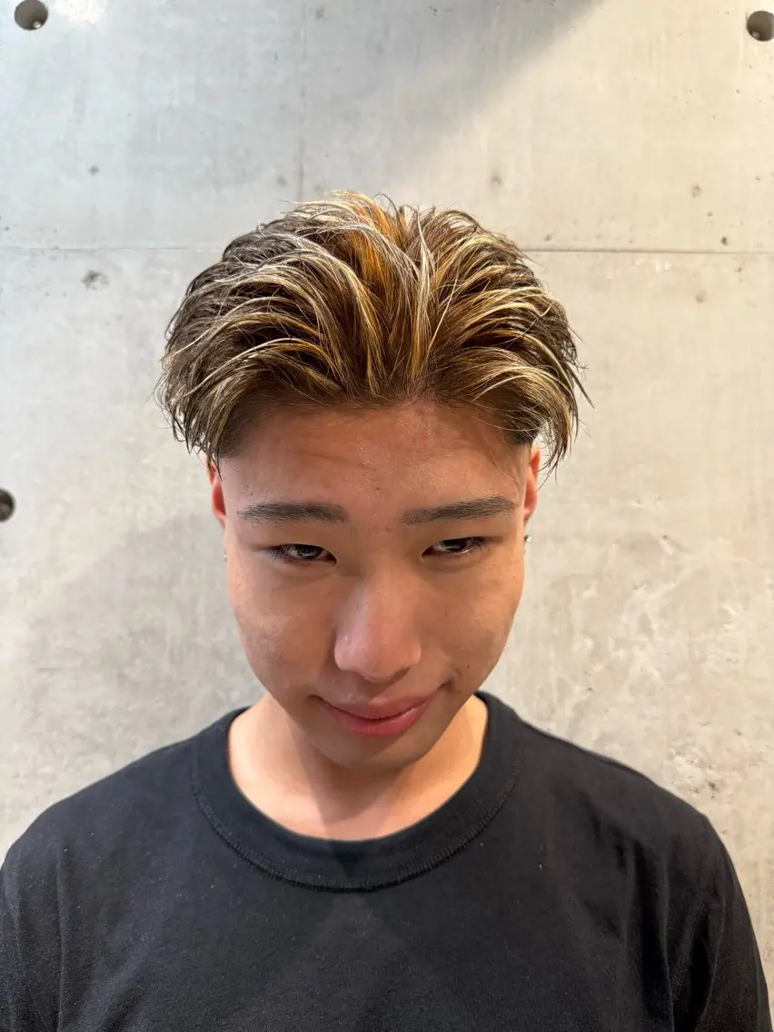 ショート カラー メンズ メンズバレイヤージュ メンズブリーチ センターパート メンズハイライト メンズメッシュ 心斎橋メンズサロン リベルテグリットのヘアスタイル