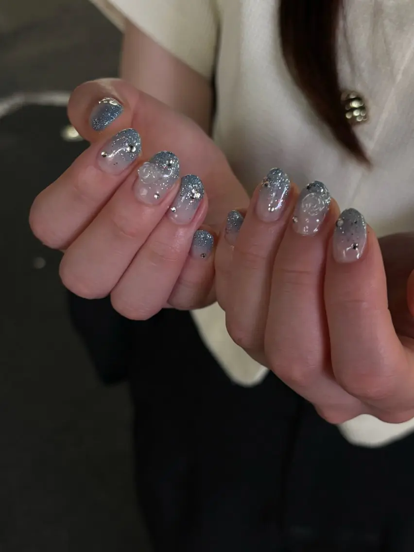ネイル ブルー フラッシュネイル 韓国ネイル ラメ(グリッター) ラメグラデーション muu.表参道 スタッフのヘアスタイル