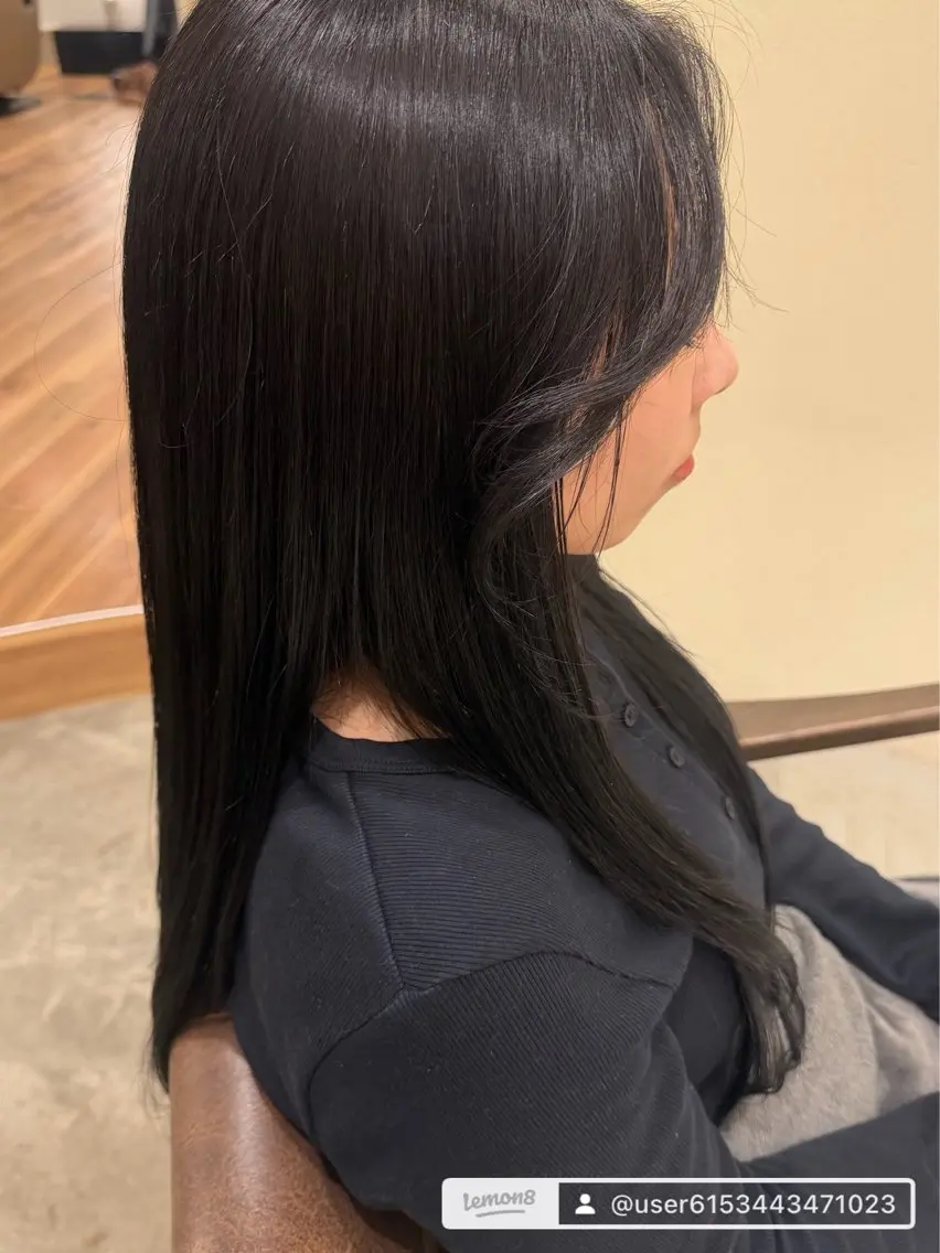 ロング カラー 黒髪 ブリーチ ブルーカラー ブルーブラック 透明感カラー 山崎 彩稀のヘアスタイル