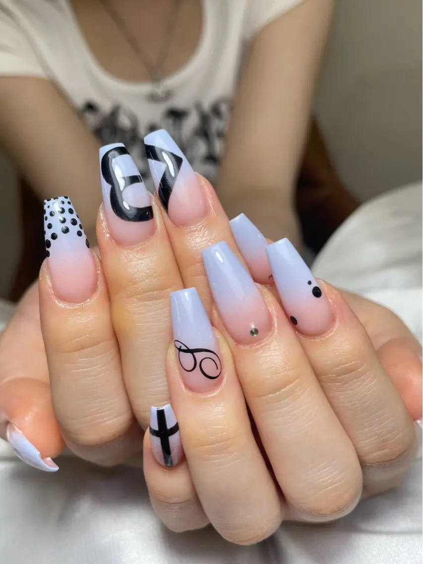 ネイル チークネイル 長さ出し フットネイル ジェルネイル 卒業式 𝓐𝓷𝓻𝓲 XiinhNailのネイルデザイン