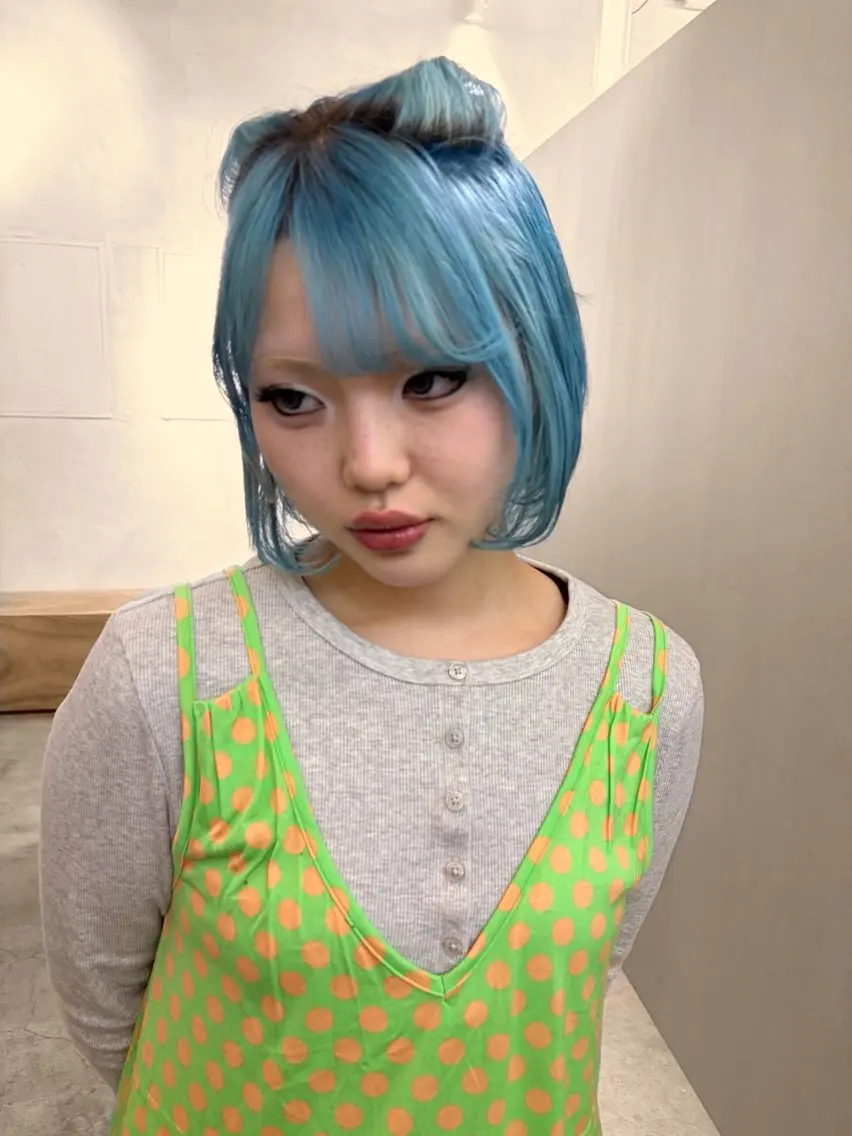 ショート カラー ブリーチ ブルーカラー ヘアカラー 田中 瑠愛のヘアスタイル