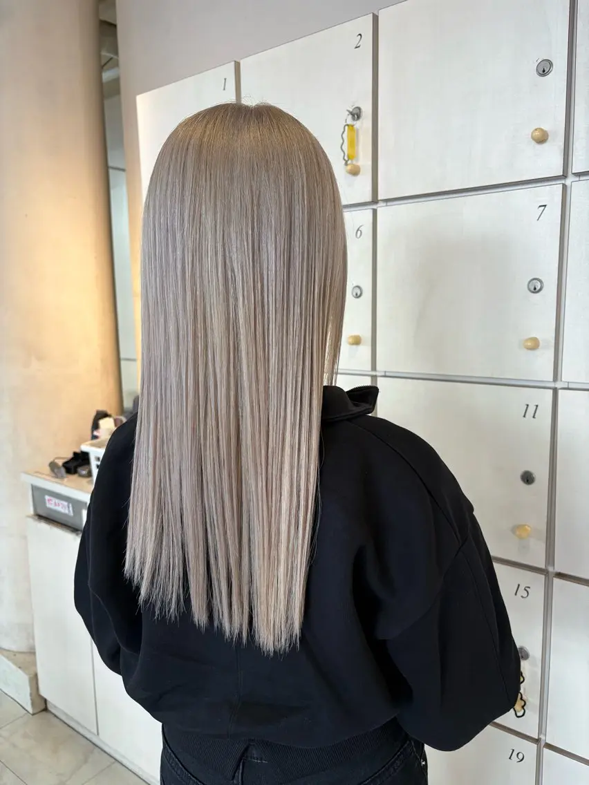 ロング カラー ベージュカラー ブリーチ ホワイトベージュ ヘアカラー 小森 永のヘアスタイル