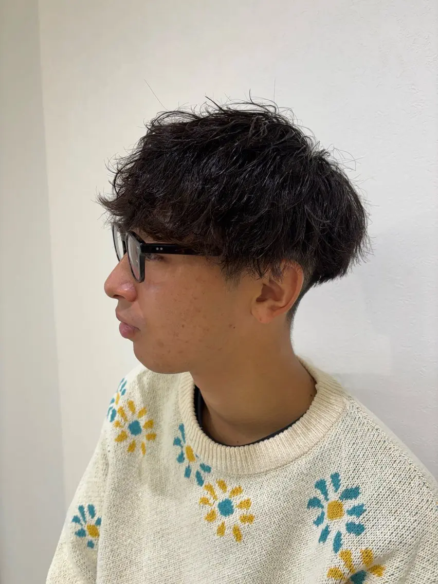 パーマ メンズ ビジネス メンズパーマ スペインカール 波巻きパーマ ニュアンスパーマ カット パーマ ニュアンスパーマ/ フェザー/マッシュのヘアスタイル