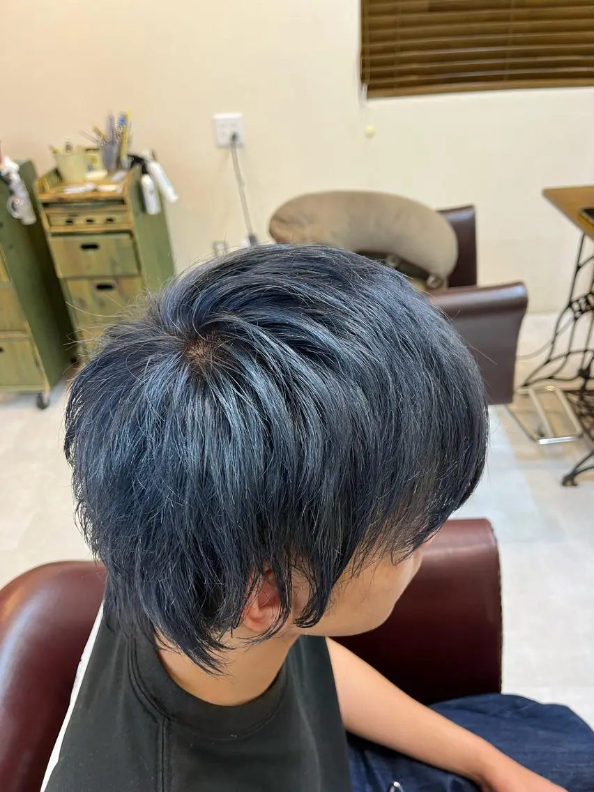 カラー ブリーチ ブルーカラー シルバー 岡部 夏生のヘアスタイル