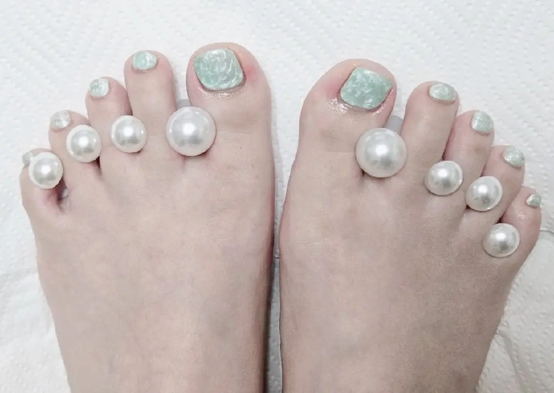 ネイル フットネイル ジェルネイル グリーン ラメ(グリッター) シンプルネイル ハンドネイル フットネイル Beaubie nailサロンのネイルデザイン