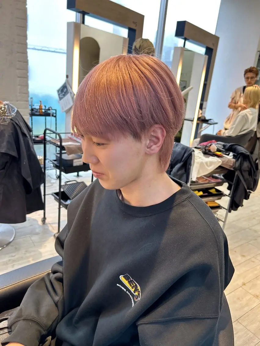 カラー メンズ メンズブリーチ ベージュカラー ブリーチ ピンクカラー ピンクベージュ カット ヘアカラー トリートメント 有働由良／ハイトーン ／韓国メンズヘアのヘアスタイル