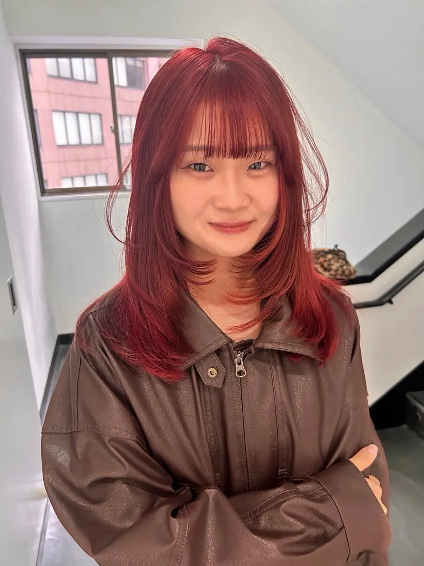 セミロング カラー ブリーチ ダブルカラー ブリーチなしカラー レッドカラー レイヤーカット ヘアカラー トリートメント ひかり HAZELのヘアスタイル