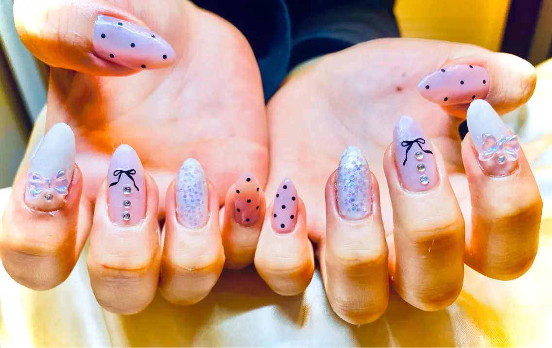 ネイル ブルー ドット ピンク ハンドネイル Rafinesse Miwaのネイルデザイン