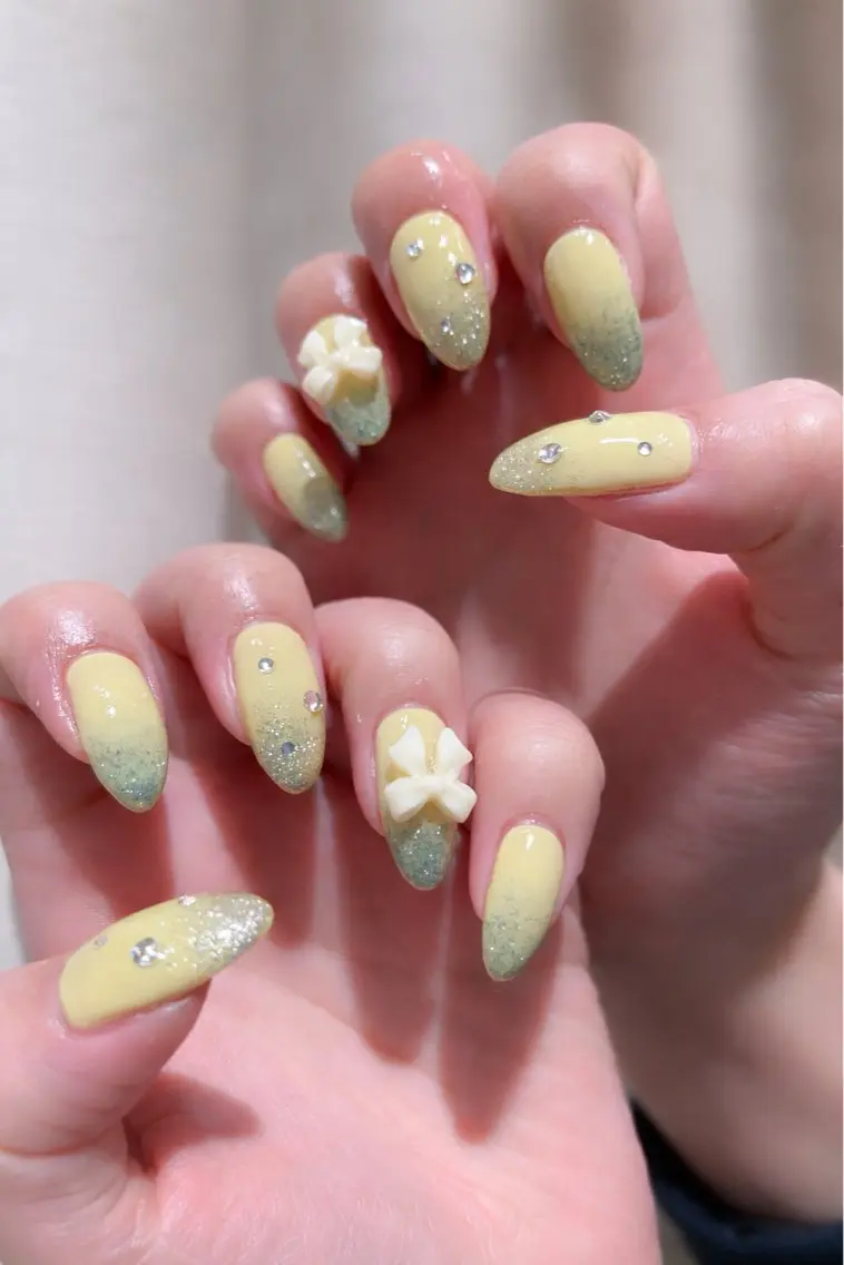 ネイル キラキラネイル ラメ(グリッター) 春ネイル 黄色 ハンドネイル nailAVANCE akariのネイルデザイン