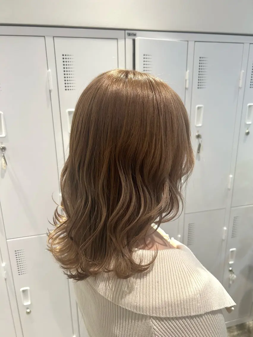 ミディアム カラー ベージュカラー ミルクティーベージュ 青山 里帆のヘアスタイル