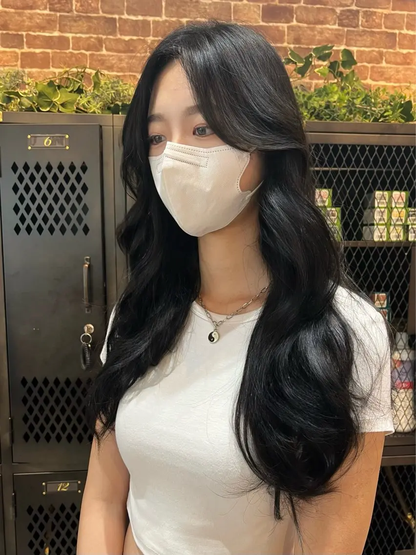 ロング カラー ヘアアレンジ 黒髪 ブルーカラー ブルーブラック 透明感カラー グレーブラック 縮毛矯正 トリートメント 顔まわり職人🇰🇷 韓国ヘア/KAITOのヘアスタイル