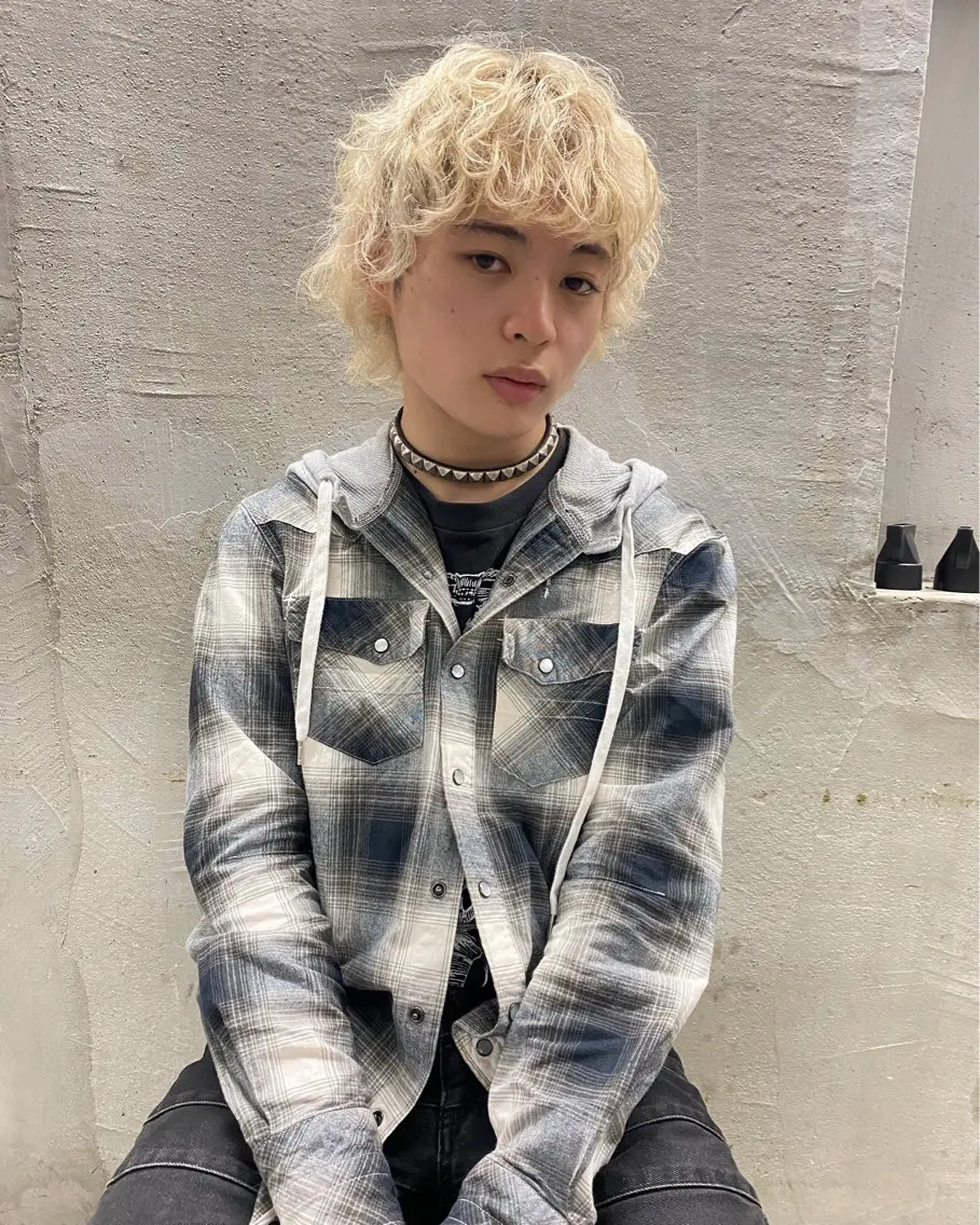 ミディアム カラー メンズ メンズブリーチ ブリーチ カット ヘアカラー パーマ、髪質改善 カズマのヘアスタイル