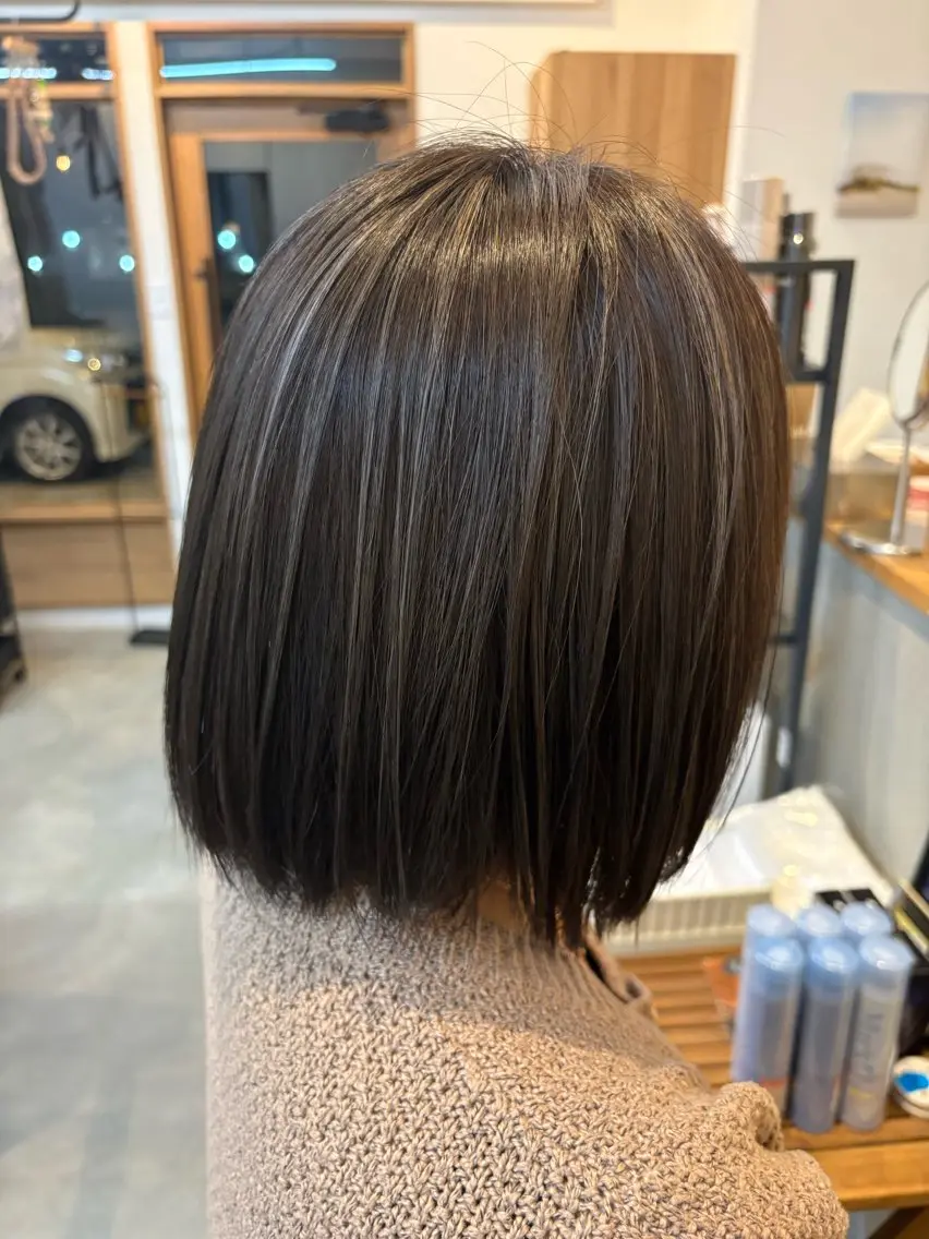 白髪ぼかしやオシャレな筋感を出すハイライト！  ブリーチ込みのハイライトの写真
