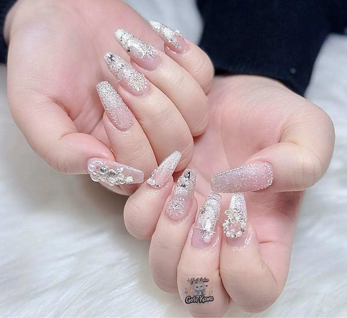 ネイル キラキラネイル ワンホンネイル 冬ネイル クリスマス ハンドネイル ハンドケア Gote Kawa nail salonのネイルデザイン