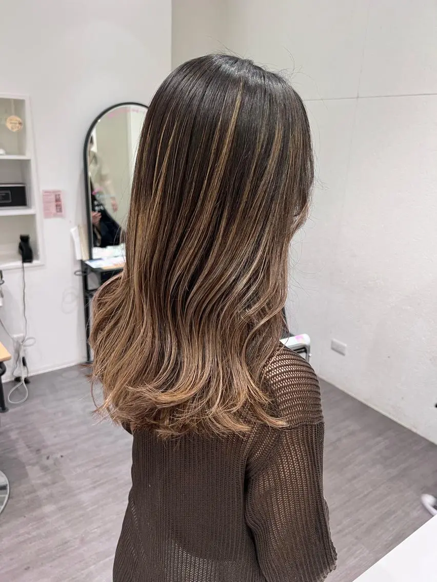 流行りに乗るならバレイヤージュ👩🏼‍🦰💫ブリーチ＋ワンカラーの写真