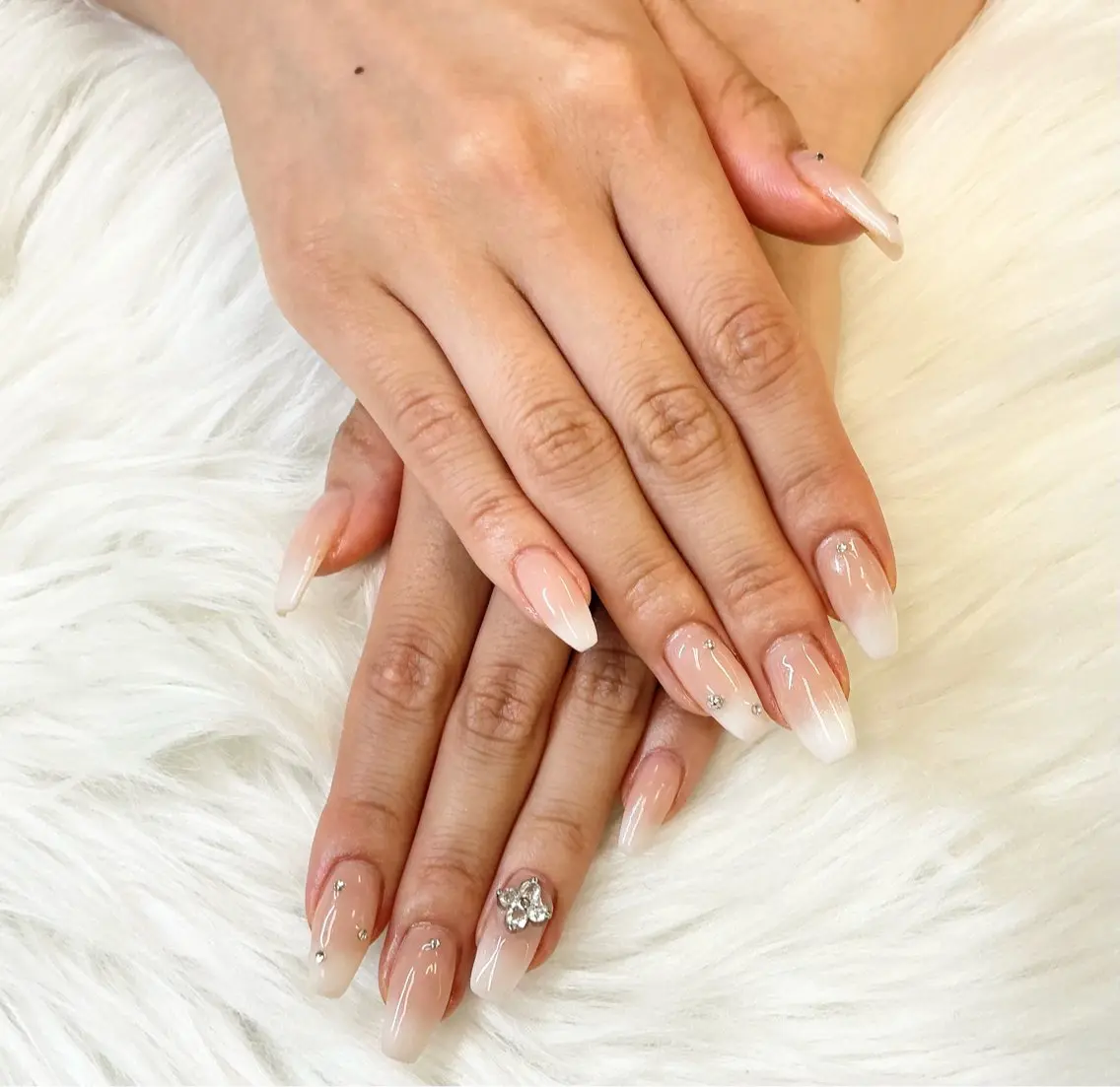 ネイル フットネイル フレンチネイル ジェルネイル ガラスフレンチ キラキラネイル Queeens nailのネイルデザイン