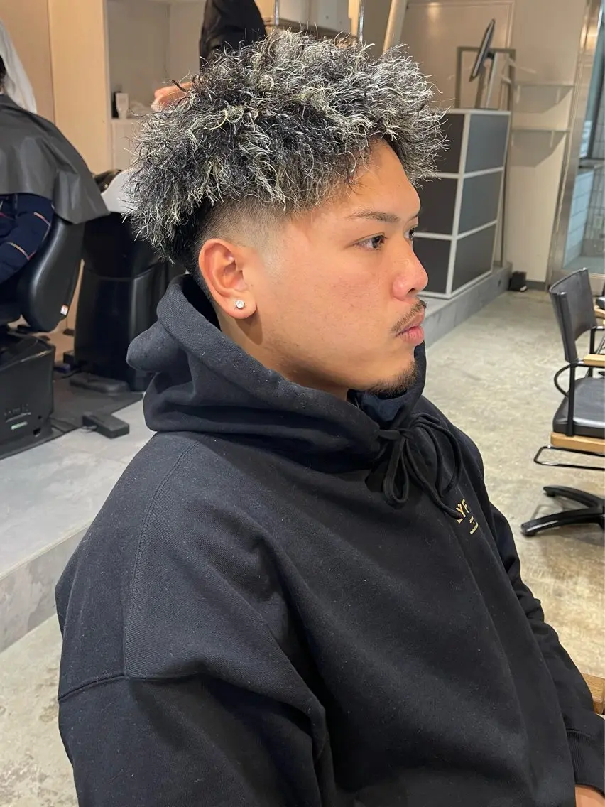 ショート カラー パーマ ハイライトカラー ハイライト ツイストパーマ ヘアカラー メンズケアブリーチ 特化🔥村田のヘアスタイル