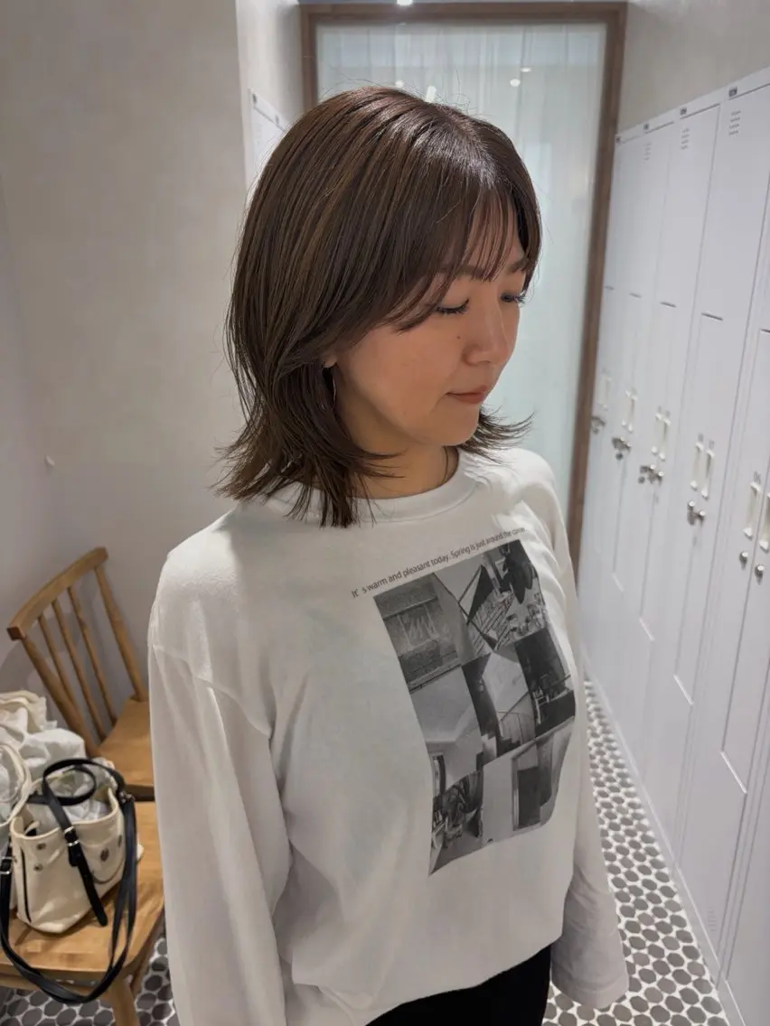ミディアム カラー グレージュ ラベンダーカラー ラベンダーグレージュ ラベンダーグレー レイヤーカット カット ヘアカラー トリートメント 砂原 ひよりのヘアスタイル
