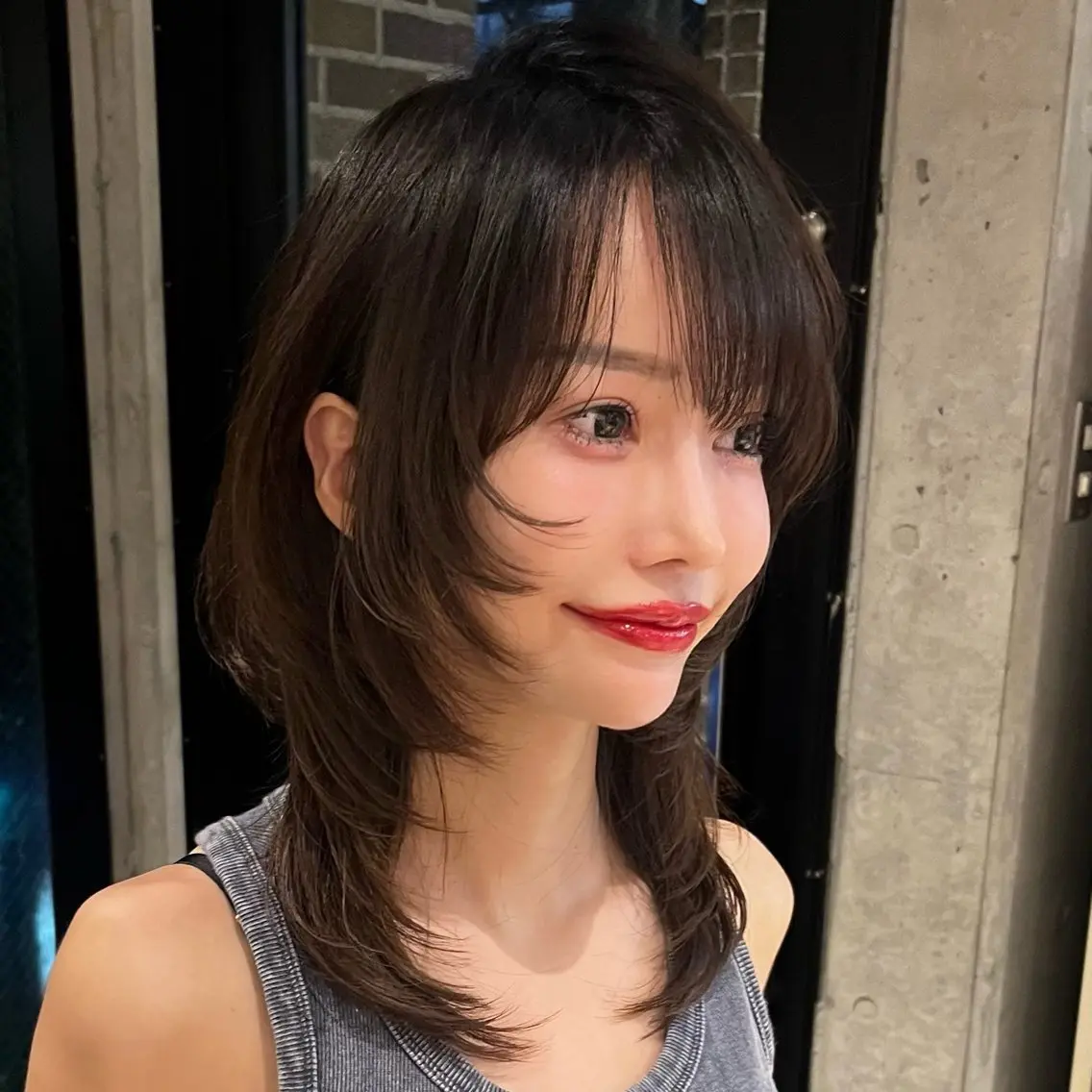 ミディアム カット ウルフ/レイヤー/ ブリーチカラーのヘアスタイル
