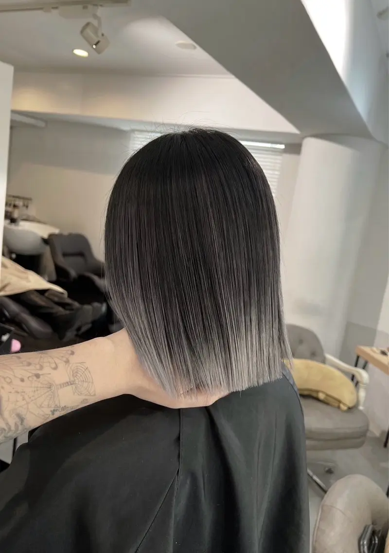 ショート カラー バレイヤージュ シルバー ホワイトシルバー レイヤーカット 指名数No.1 /NAOYAのヘアスタイル