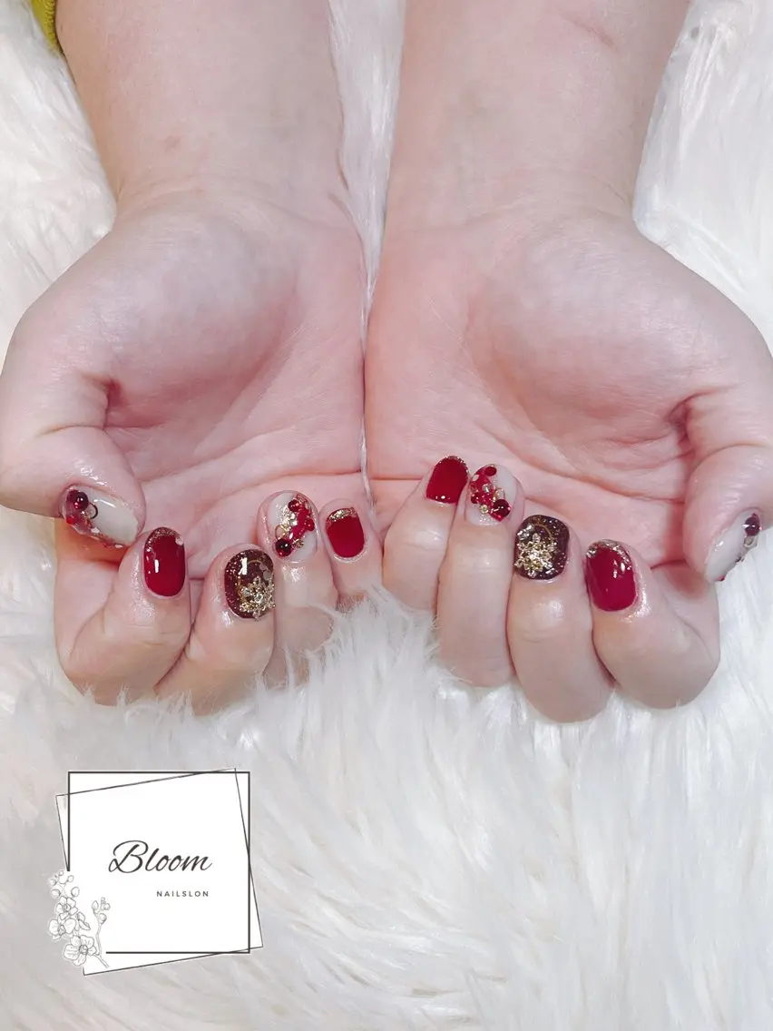 ネイル アートネイル ジェルネイル ゴールド キラキラネイル 冬ネイル Bloom Nail Salonのネイルデザイン
